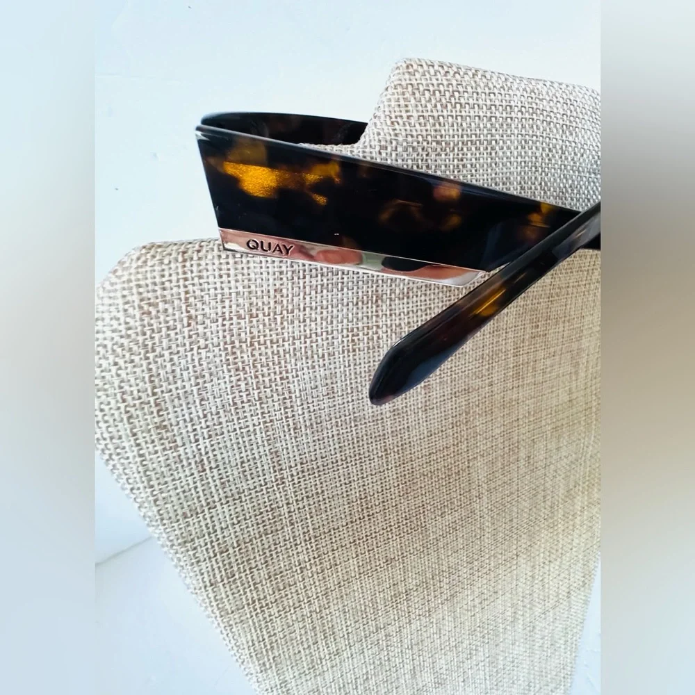 NEW IN BOX!! Quay Notorious Sunglasses in Tortoise - Picture 12 of 16